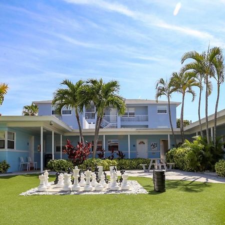 St. Pete Beach Suites Екстер'єр фото