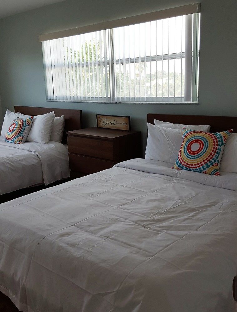 St. Pete Beach Suites Екстер'єр фото